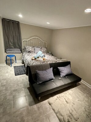 Desk, iron/ironing board, free WiFi, bed sheets