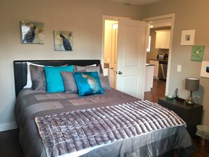 3 bedrooms, desk, iron/ironing board, WiFi - Midcentury Mod and Marvelous! (Lakewood)