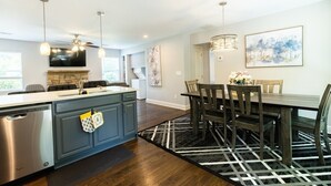 Dining - Family Affair Throughout The Whole Year (Atlanta)