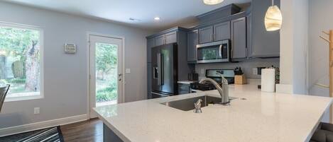 Refrigerador, microondas, horno, placa de cocina