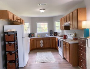 Kylskåp, mikrovågsugn, ugn och spishäll