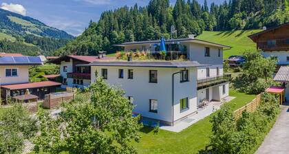 Beautiful group accommodation, 50m to the ski bus