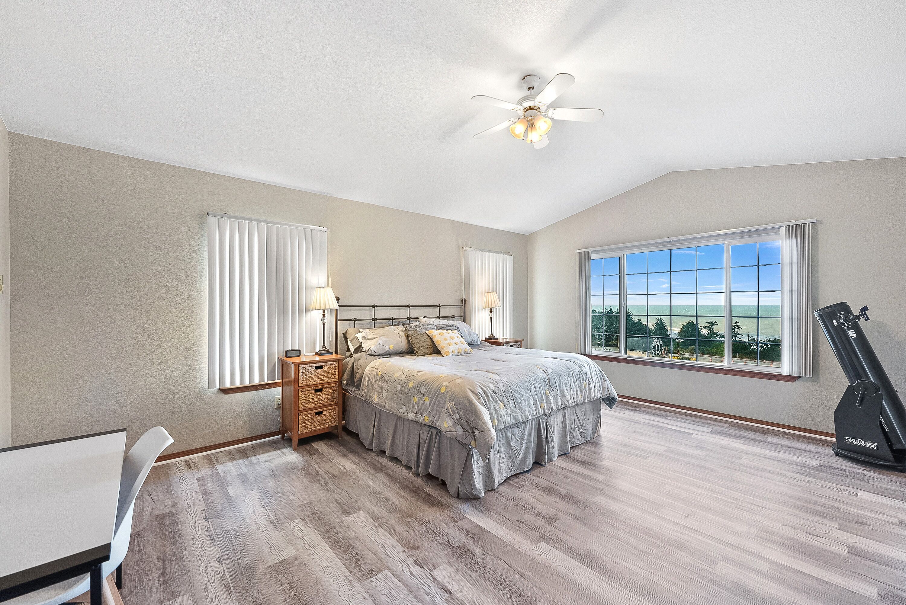 4 habitaciones, escritorio, tabla de planchar con plancha y wifi 