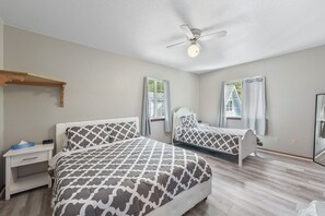 4 bedrooms, desk, iron/ironing board, travel cot