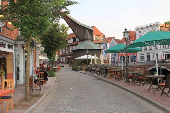 Outdoor dining - Fewo, Zimmervermietung Direkt im Zentrum Www.stade-altstadt-apartment.de (Stade)