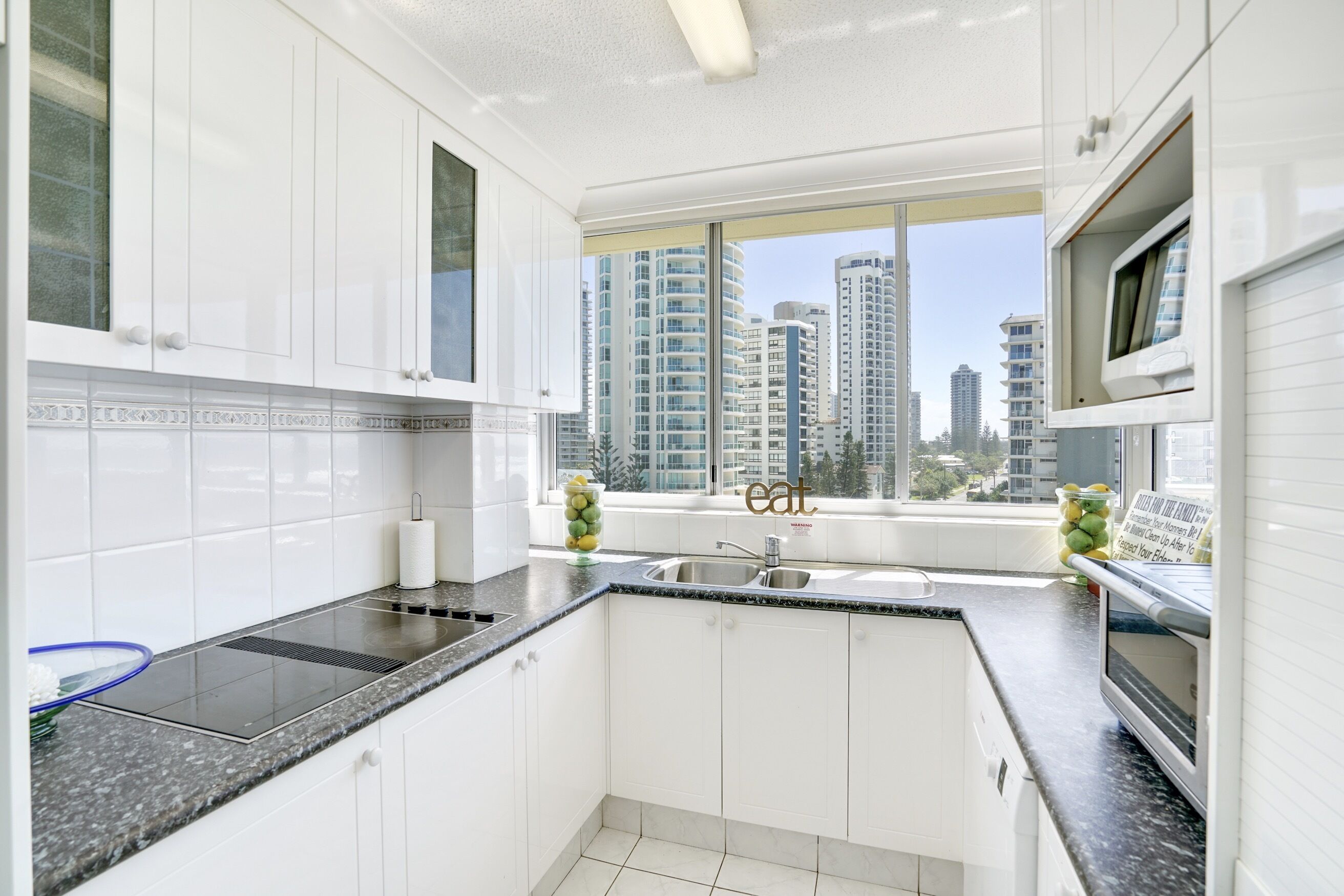 ABSOLUTE BEACHFRONT MAIN BEACH - GORGEOUS BEACH THEMED PROPERTY