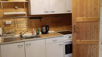 KĂŒhlschrank, Herdplatte, Wasserkocher mit Kaffee-/Teezubehör