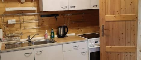 Fridge, stovetop, coffee/tea maker, electric kettle