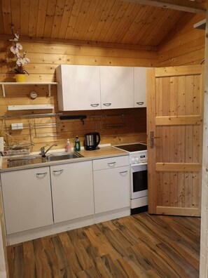 Fridge, stovetop, coffee/tea maker, electric kettle - Ferienhaus (Lauta)