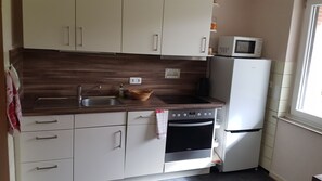 Kühlschrank, Mikrowelle, Ofen, Geschirrspüler