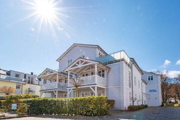 A multi-story building with a balcony, a sign reading "Residenz Pror Wiek," and a paved driveway. - Resid. Prorer Wiek App. 7, Strandnah in Binz, mit Balkon - App. mit 1 SZ + 1 Schlafkoje - Aufbettung (Binz)