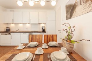 Kühlschrank, Ofen, Geschirrspüler, Wasserkocher mit Kaffee-/Teezubehör