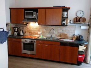 Kühlschrank, Mikrowelle, Ofen, Geschirrspüler