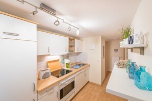 Kühlschrank, Ofen, Geschirrspüler, Wasserkocher mit Kaffee-/Teezubehör