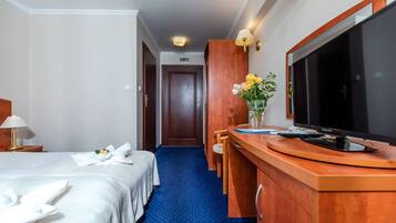 Basic Room | Living area | 60-cm flat-screen TV with cable channels, TV