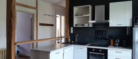 Een koelkast, een microgolfoven, een oven, een kookplaat