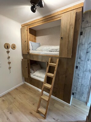 3 bedrooms, in-room safe, travel cot, free WiFi