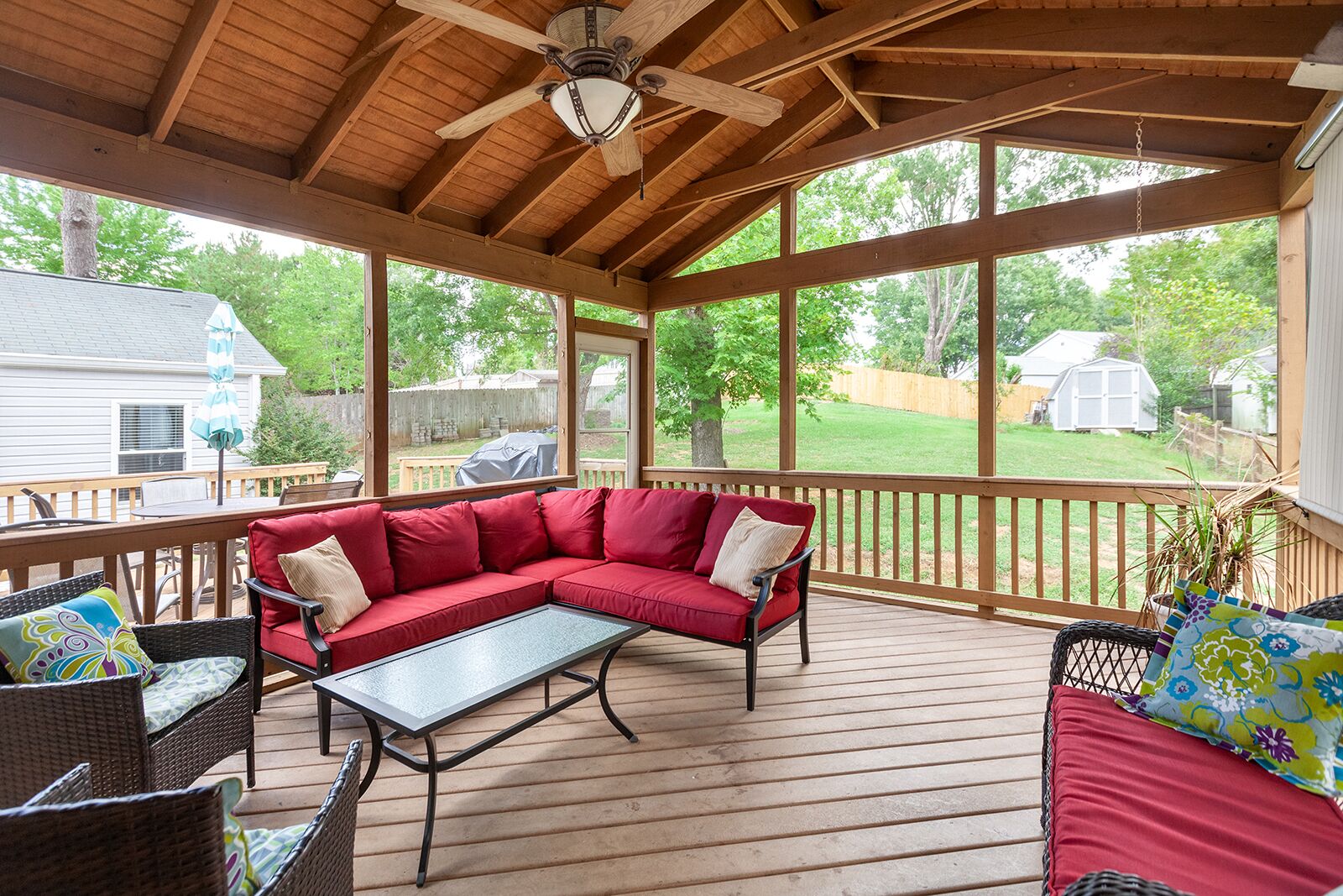 Smart-TV, Kamin, Arbeitsbereiche