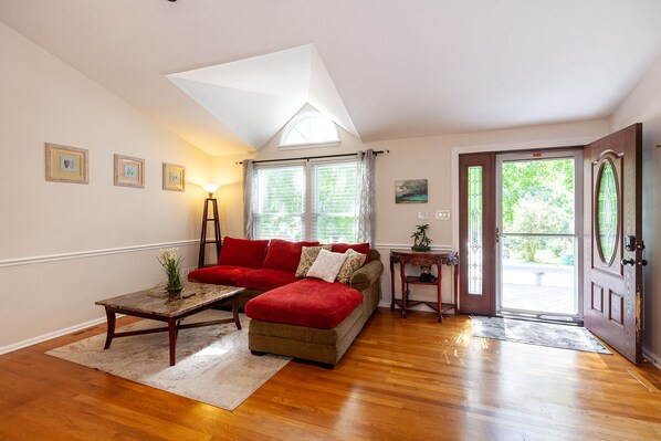 Una Smart TV, una chimenea, una oficina