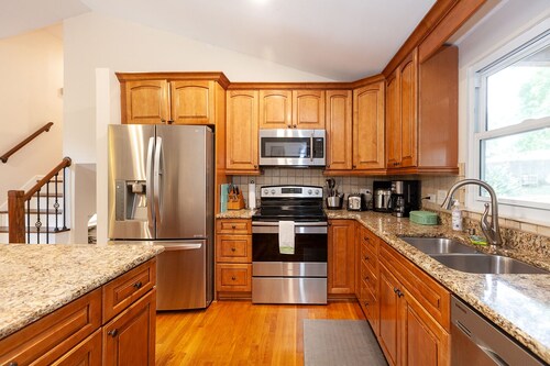 4 Bedroom 2.5 Bath Sleep 10- near Carowinds & next to lake Park