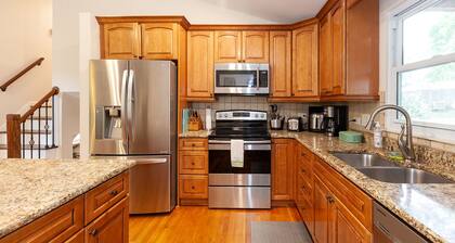 4 Bedroom 2.5 Bath Sleep 10- near Carowinds & next to lake Park