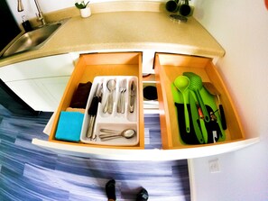 Kühlschrank, Mikrowelle, Herdplatte, Wasserkocher mit Kaffee-/Teezubehör