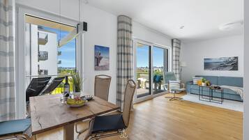 Fernseher, Kamin, Bücher, Stereoanlage