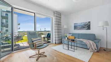 Fernseher, Kamin, Bücher, Stereoanlage