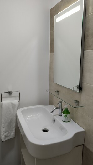 Douche, sèche-cheveux, bidet, serviettes fournies