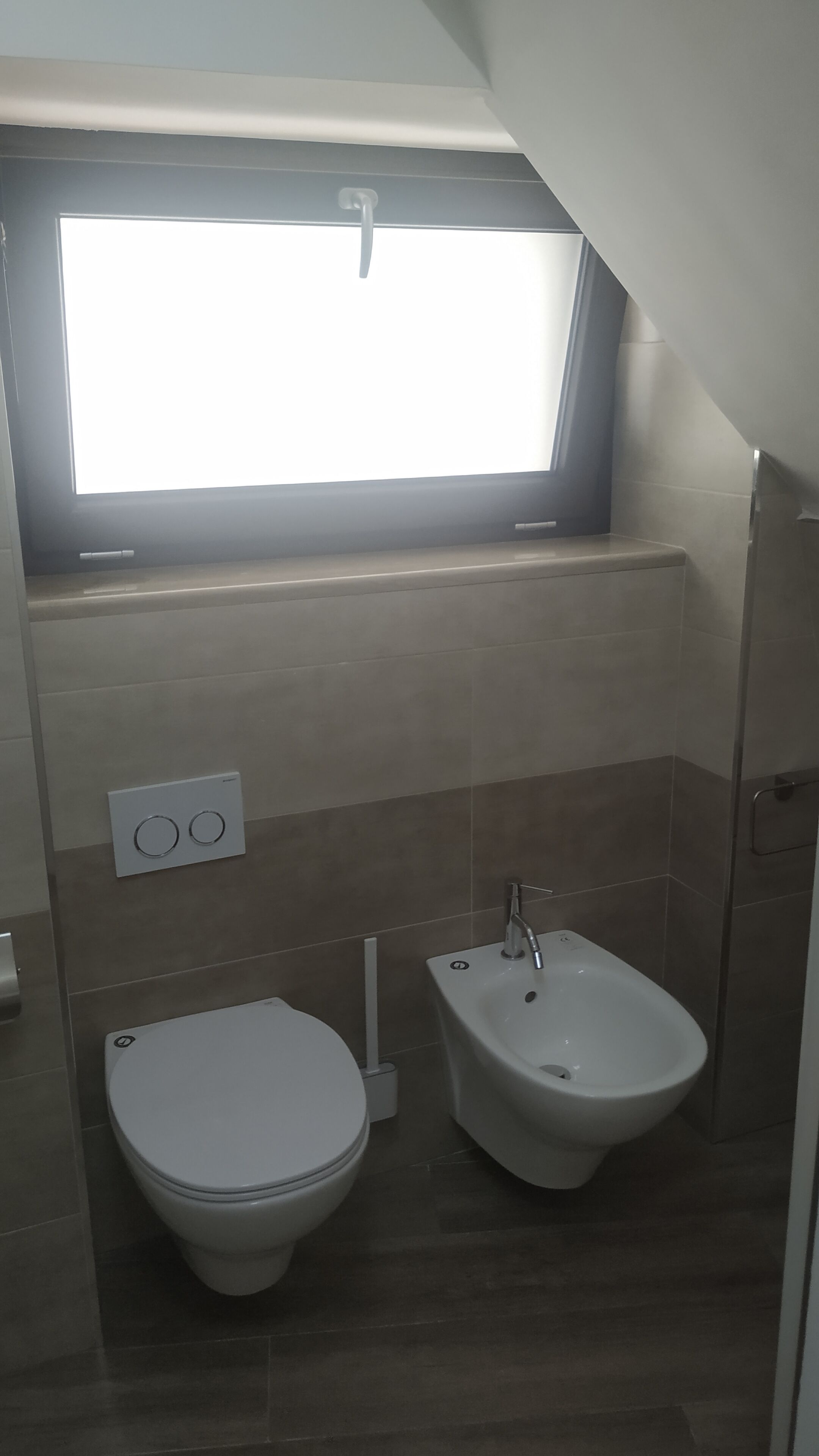 Ducha, secador de pelo, bidé y toallas
