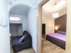 1 slaapkamer, een strijkplank/strijkijzer, gratis wifi, beddengoed