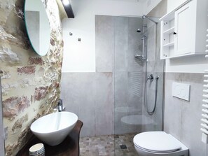 Doccia, asciugacapelli, bidet, asciugamani