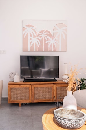 Villa | Living area | Smart TV - Villa Ziggy (Canggu)