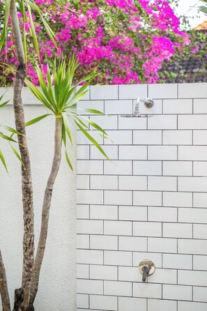 A white brick wall with a metal faucet and a keyhole. - Villa Ziggy (Canggu)