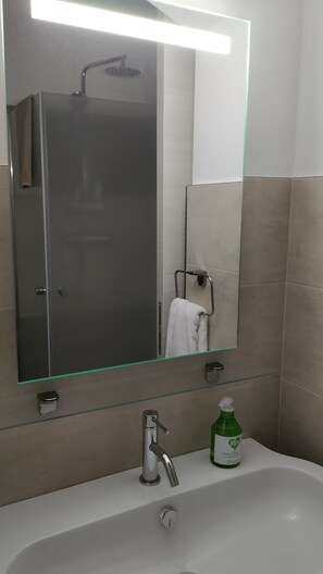 Douche, séchoir à cheveux, bidet, serviettes fournies