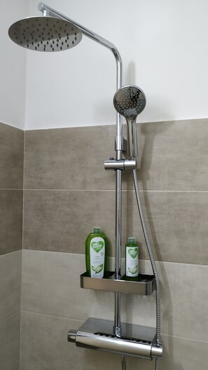 Chuveiro, secador de cabelo, bidê, toalhas de banho