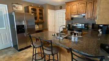 Jääkaappi, mikroaaltouuni, uuni, liesi