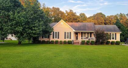 POOL! 4 beds, near Camp Lejeune, in Golf Course community, near Beaches sleeps 8