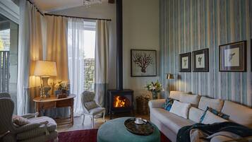 Suite Premium | Zona de estar | Smart TV de 43 pulgadas con canales digitales, una televisión