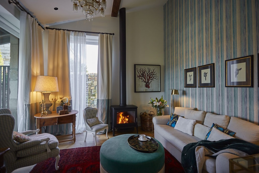 Helguera Palacio Boutique Antique by null