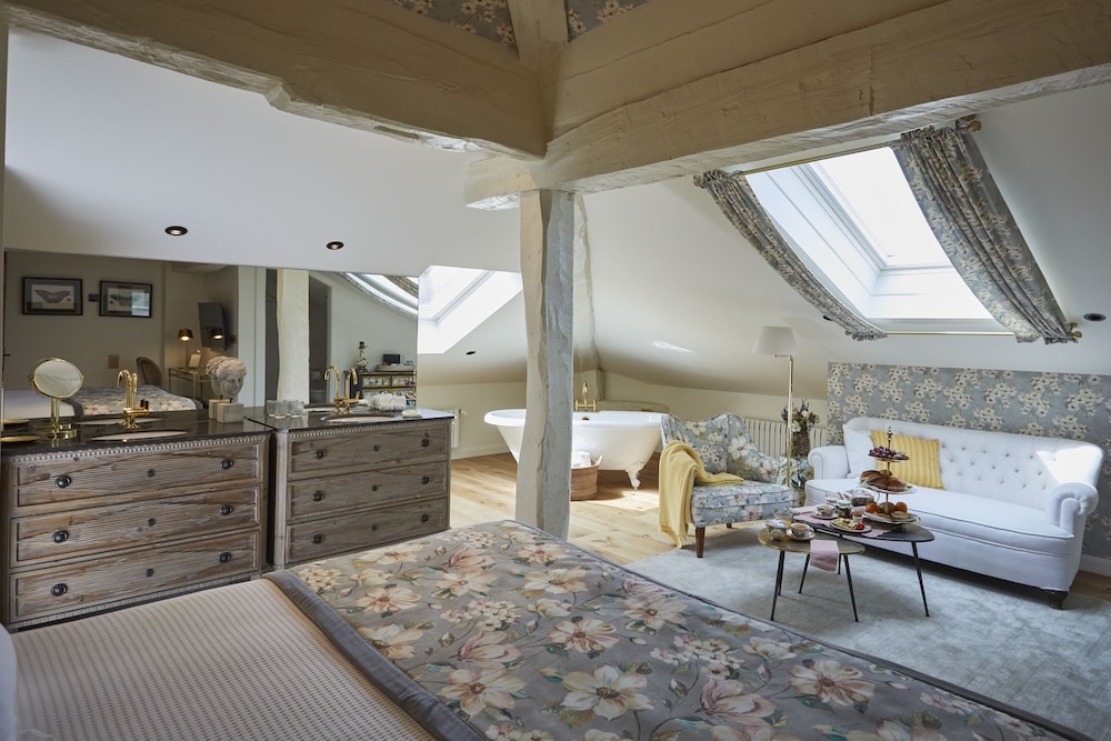 Helguera Palacio Boutique Antique by null