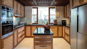 Windu Sari | Private kitchen | Full-size fridge, microwave, oven, stovetop