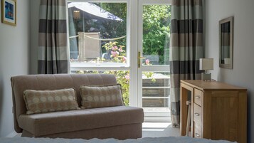 独立别墅 (3 Bedrooms) | 起居区 | 32-英寸电视（配备有线频道）