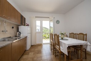 Apartamento, varias camas | Cocina privada | Frigorífico, horno, placa de cocina y hervidor eléctrico