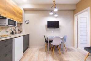 Apartamento | Cozinha privada | Geladeira, micro-ondas, cooktop, cadeirão de bebê