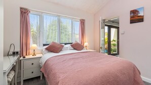 A bedroom with a bed, bedside tables, a desk, and a window with curtains. - The Hollies - Short Walk to Beach Peaceful Location Parking (Narberth)