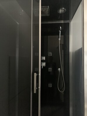 Dusche, Haartrockner, Handtücher, Seife
