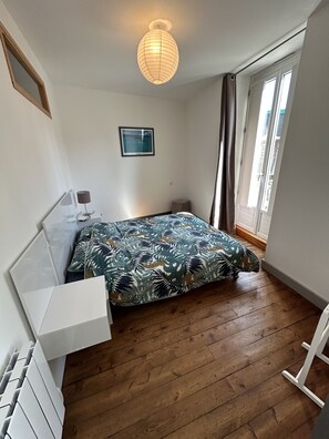 2 عدّة غرف نوم وتجهيزات عازلة للصوت ومكواة/لوح كي وسرير سفر