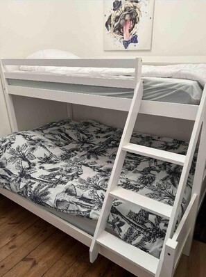 2 habitaciones, insonorización y tabla de planchar con plancha 