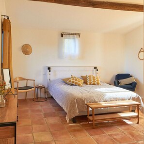 5 bedrooms, iron/ironing board, travel crib, free WiFi - Large 18th century Provencal cottage, restored
5 bedrooms, 4 bathrooms (Oppède)